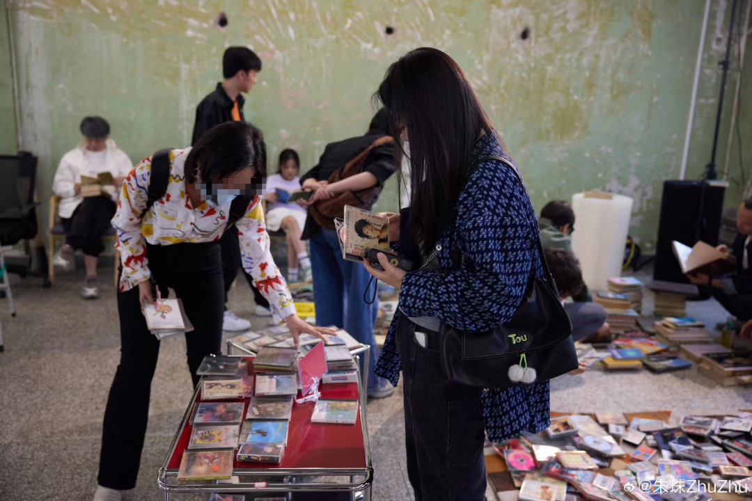 京圈第一名媛摆地摊,比“爱马仕装大葱”还炸裂!