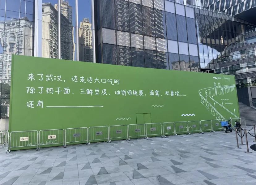 月薪5万的文案,都去写围挡了