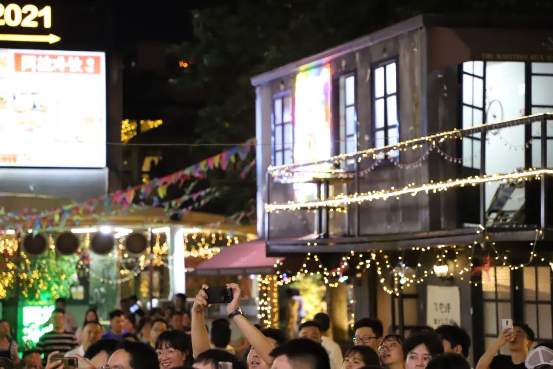被偏爱的,被围猎的,实地探访狗头萝莉煎饼摊