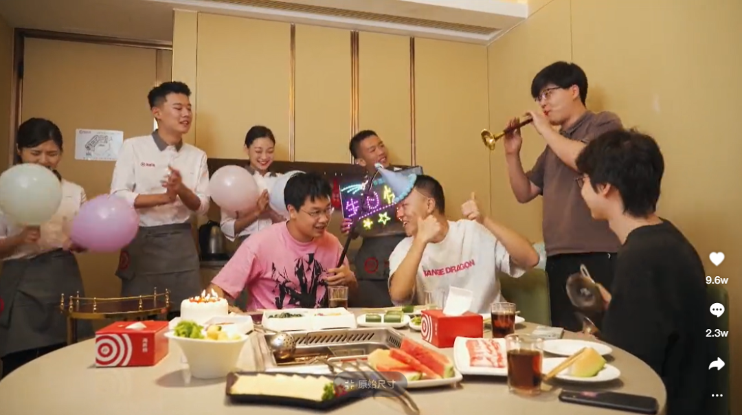 卡塔尔土豪也来海底捞了?让生日趴“社死”再升级!网友:除了寿星,其他人都好高兴!