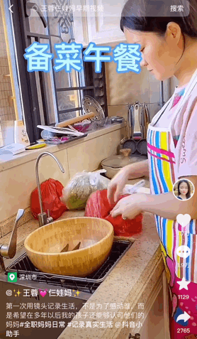 5点起床为一家人做饭的王蓉,成为600万网友的“互联网妈妈”