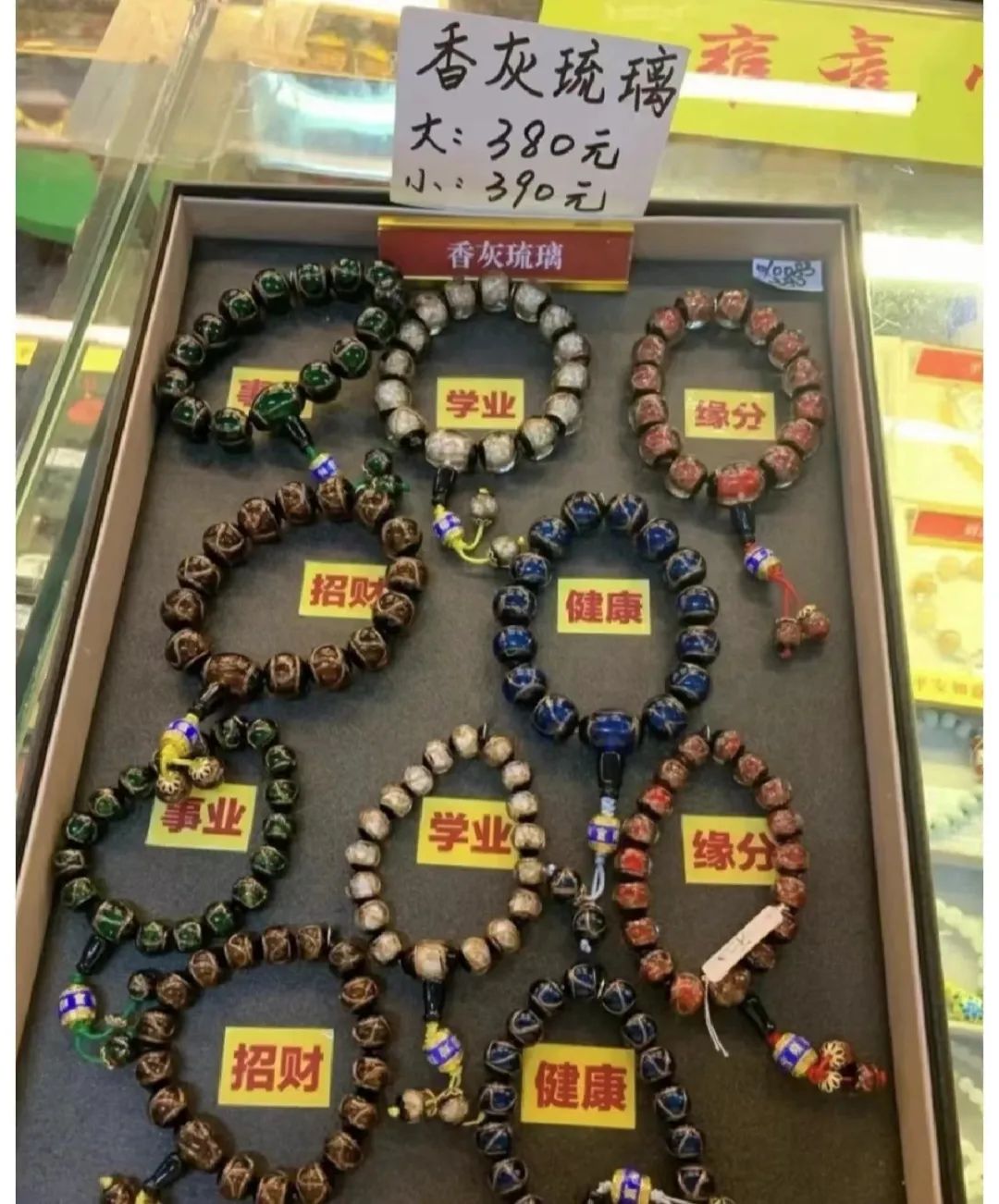 年轻人挤爆寺庙，周边太上头了！