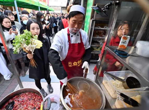 理发店连夜改成麻辣烫,全国吃货“捧花”天水麻辣烫,吃不起可“麻辣贷”