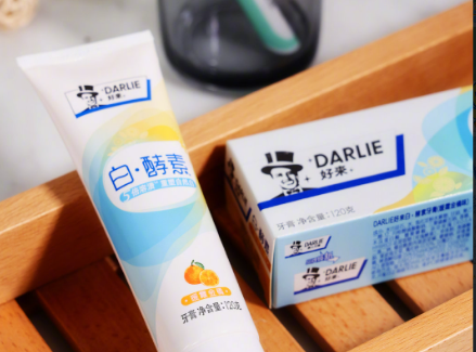 华为改名嘲讽8亿打工人?Prada绷不住了!