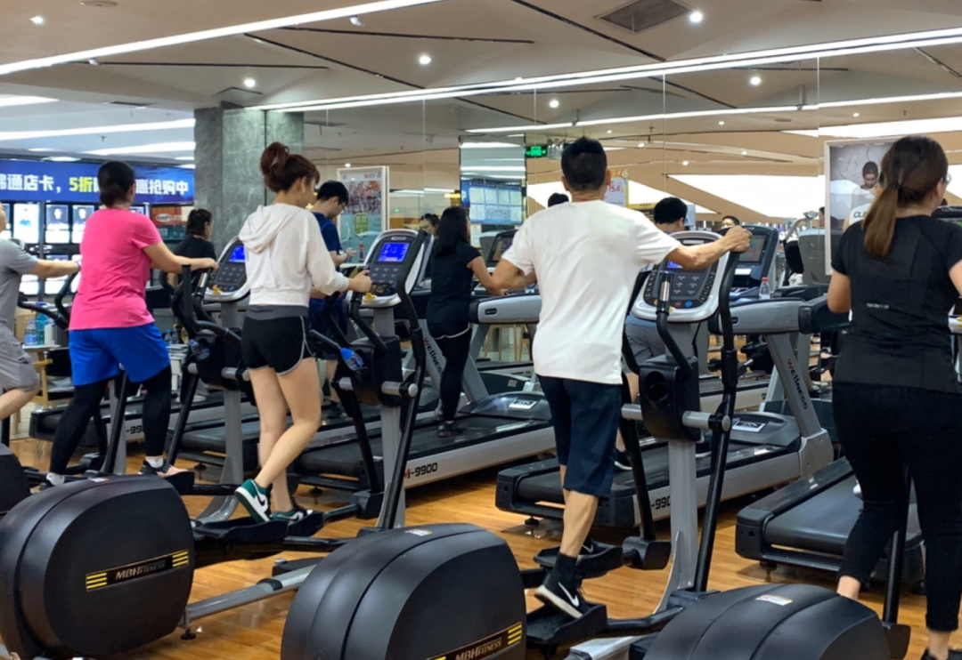 县城里的零食店和星巴克以及“普通“出境中国游客|春节消费观察