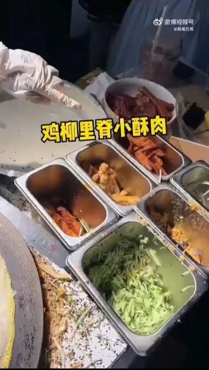 她被生父性侵多年,曾沦为大尺度百万网红,如今靠摊煎饼重生