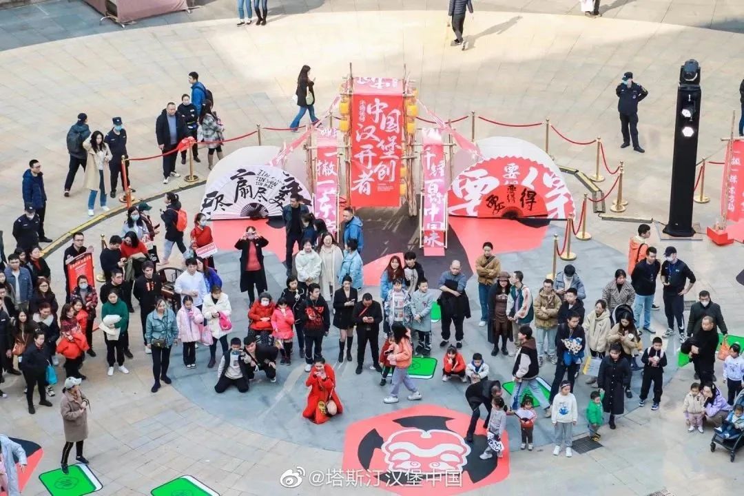 同样是玩快闪,这个品牌赢麻了