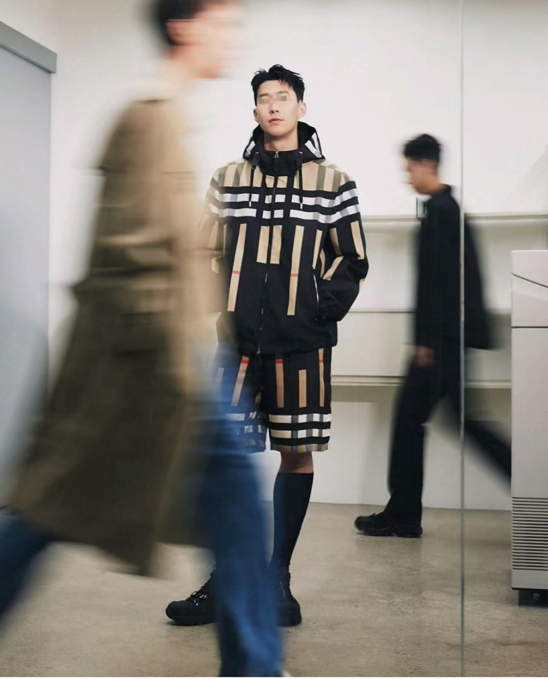 比全红婵更丑!Burberry阴间广告坑惨“最美影后”