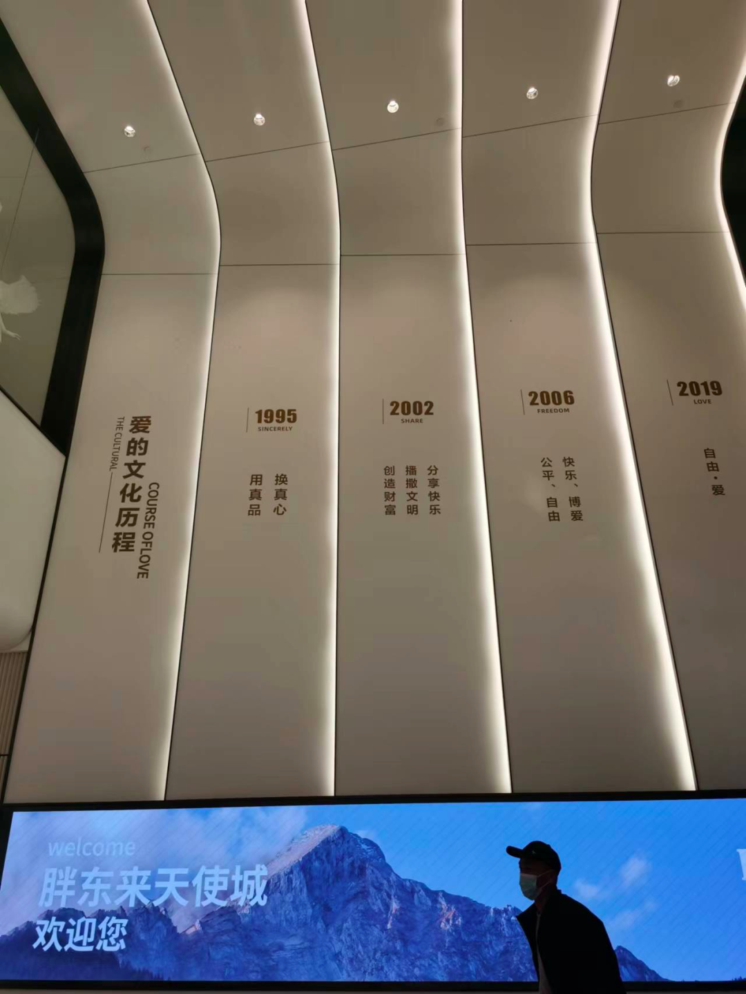 「有脸就有屁股」的文案。