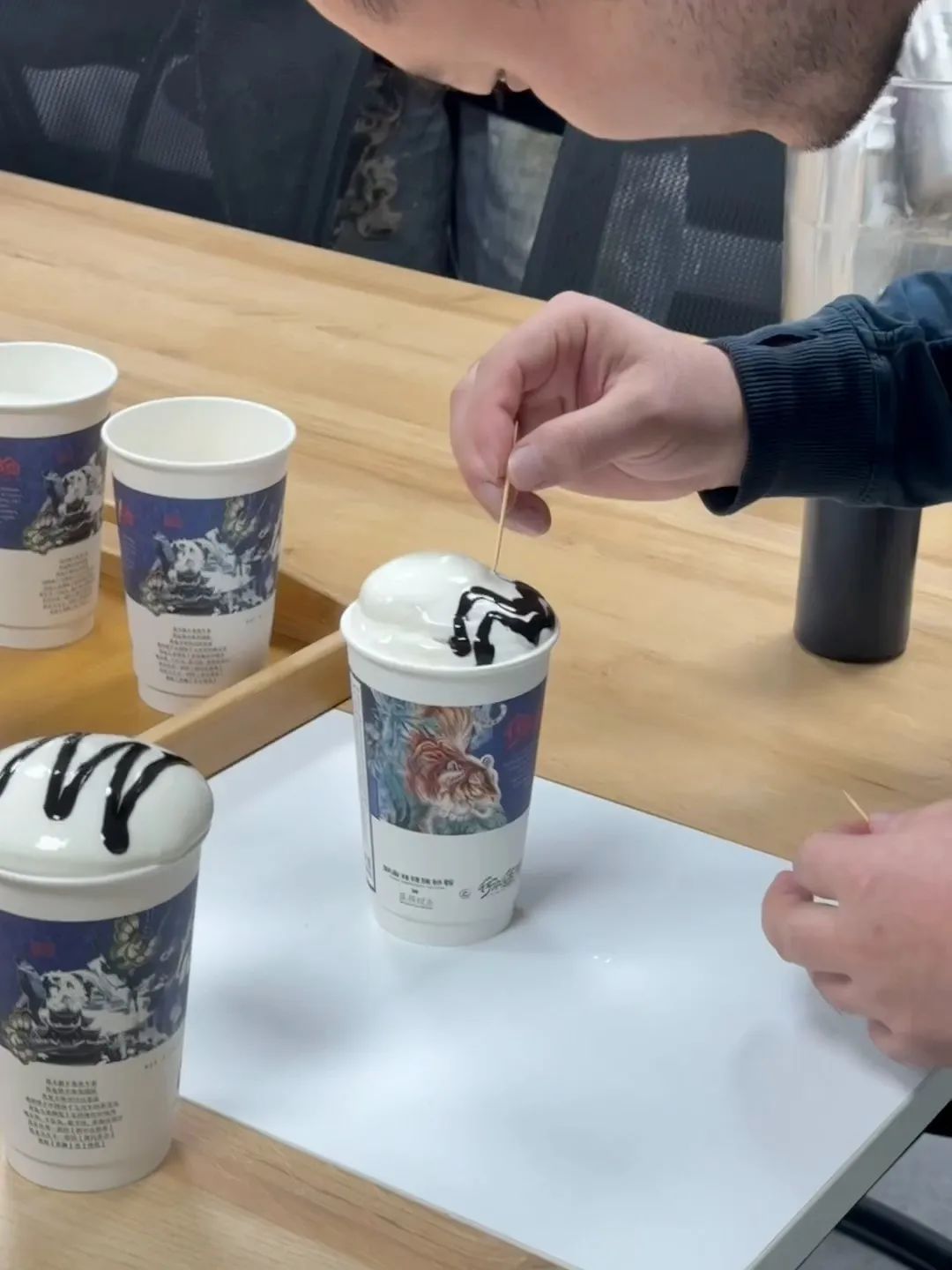 茶颜悦色竟在100w个纸杯上,办了个“画展”!
