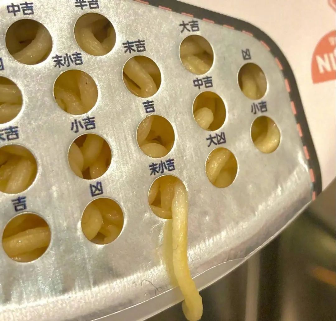 拿捏情绪内耗的年轻人,品牌玩玄学有多野?