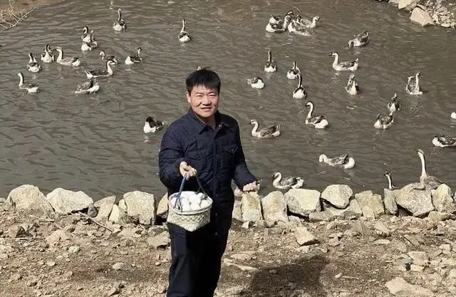 &ldquo;反诈警官老陈&rdquo;不装了，直播卖货一场10万