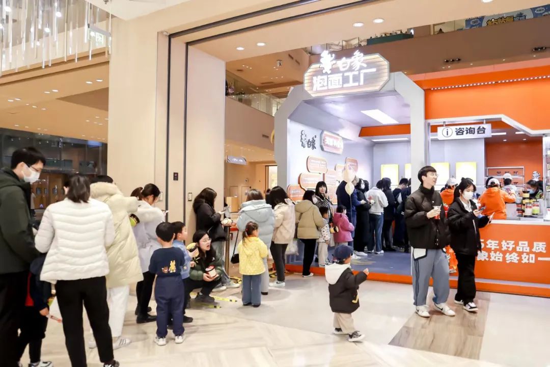 为什么这一届年轻人,都抢着去白象泡面工厂“打工”?