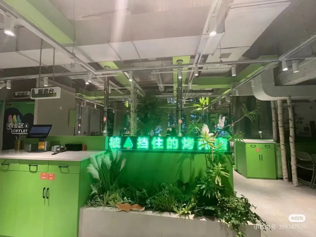 被树挡住的烤肉店,后续来了!老板怒开第二家店,还是被树挡住?网友:你是懂设计的…