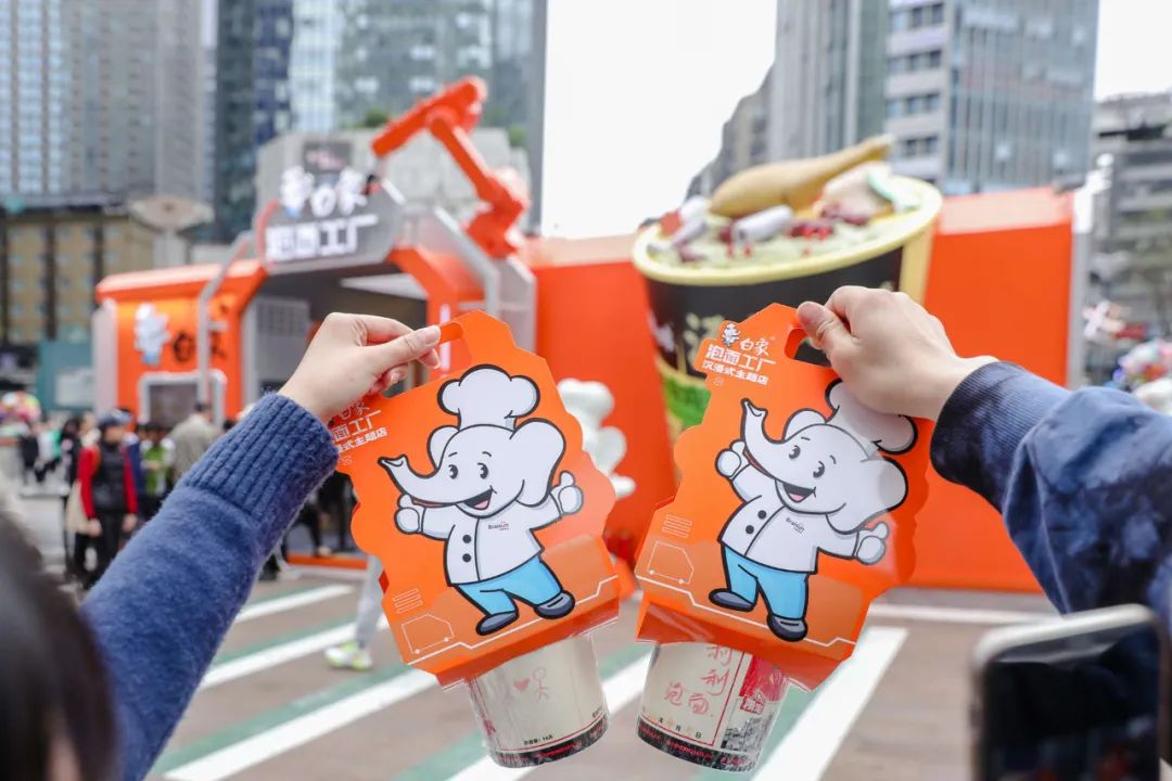 从白象泡面工厂的爆火，看品牌如何圈粉Z世代