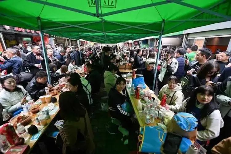天水麻辣烫出圈,消费降级能火多久?