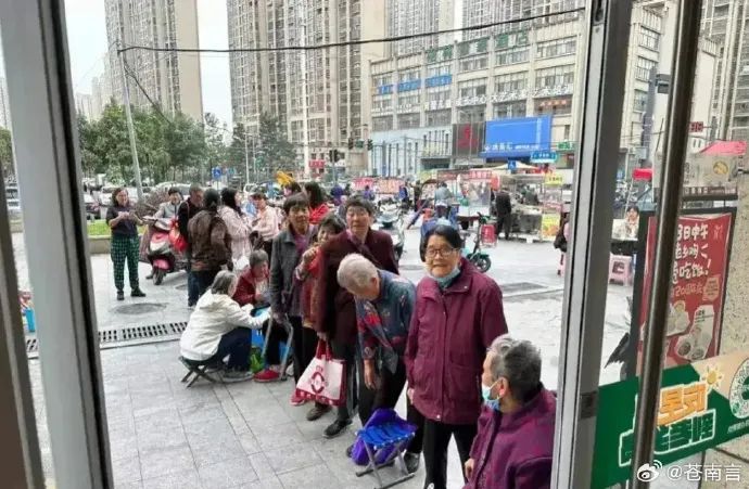 白送你道什么歉?老乡鸡又把“多巴胺公关”升级了