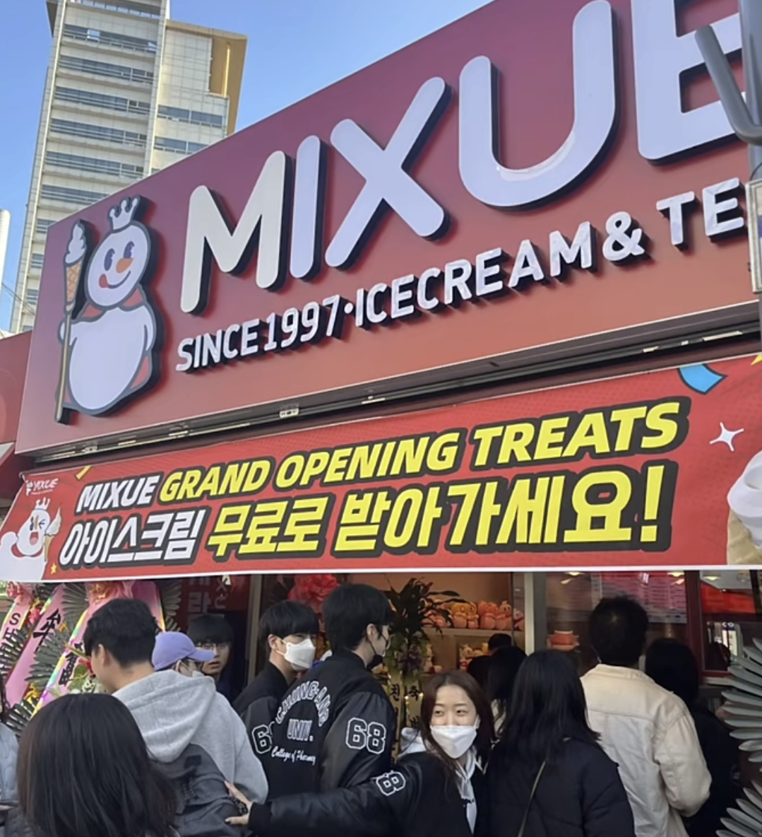 蜜雪冰城真会玩！表参道开店，涩谷街头激情蹦迪，搞懵日本行人！网友：感受一下你爱我我爱你的恐惧！