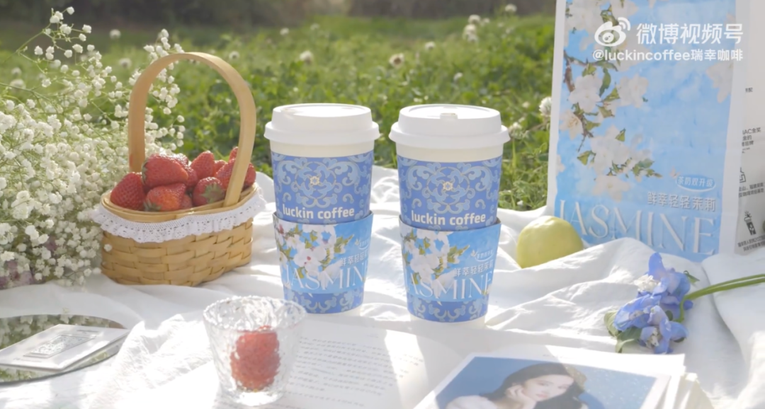 瑞幸轻乳茶单日热卖突破167万杯,三个100标准卷哭奶茶界?