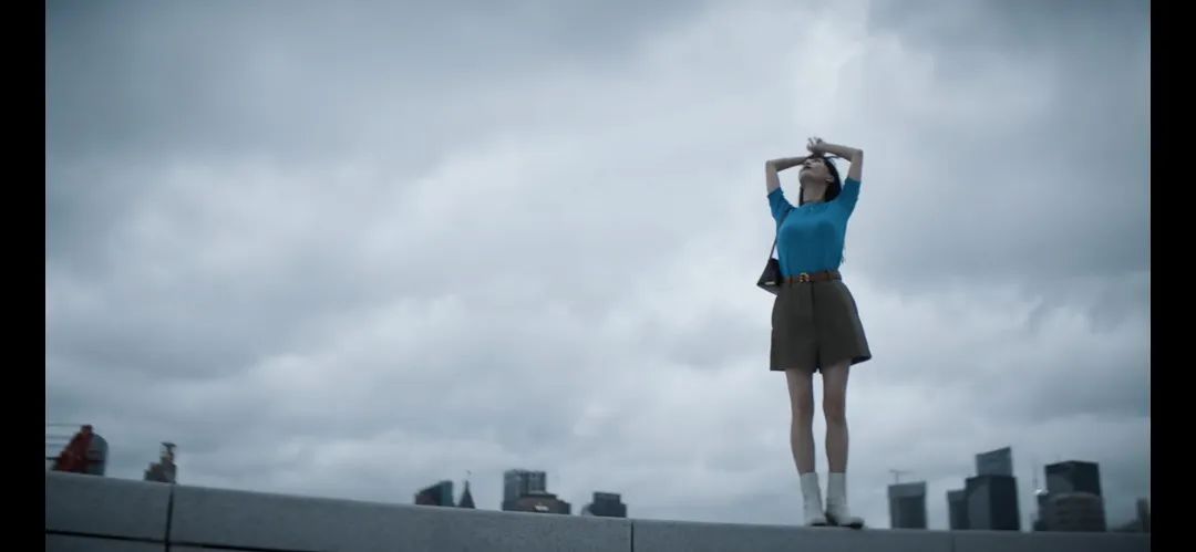 文案卷曲了鞋。