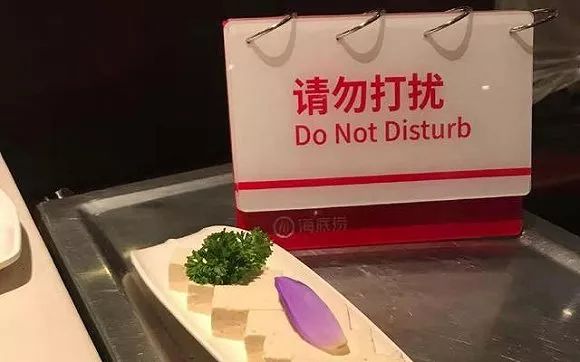卡塔尔土豪也来海底捞了?让生日趴“社死”再升级!网友:除了寿星,其他人都好高兴!