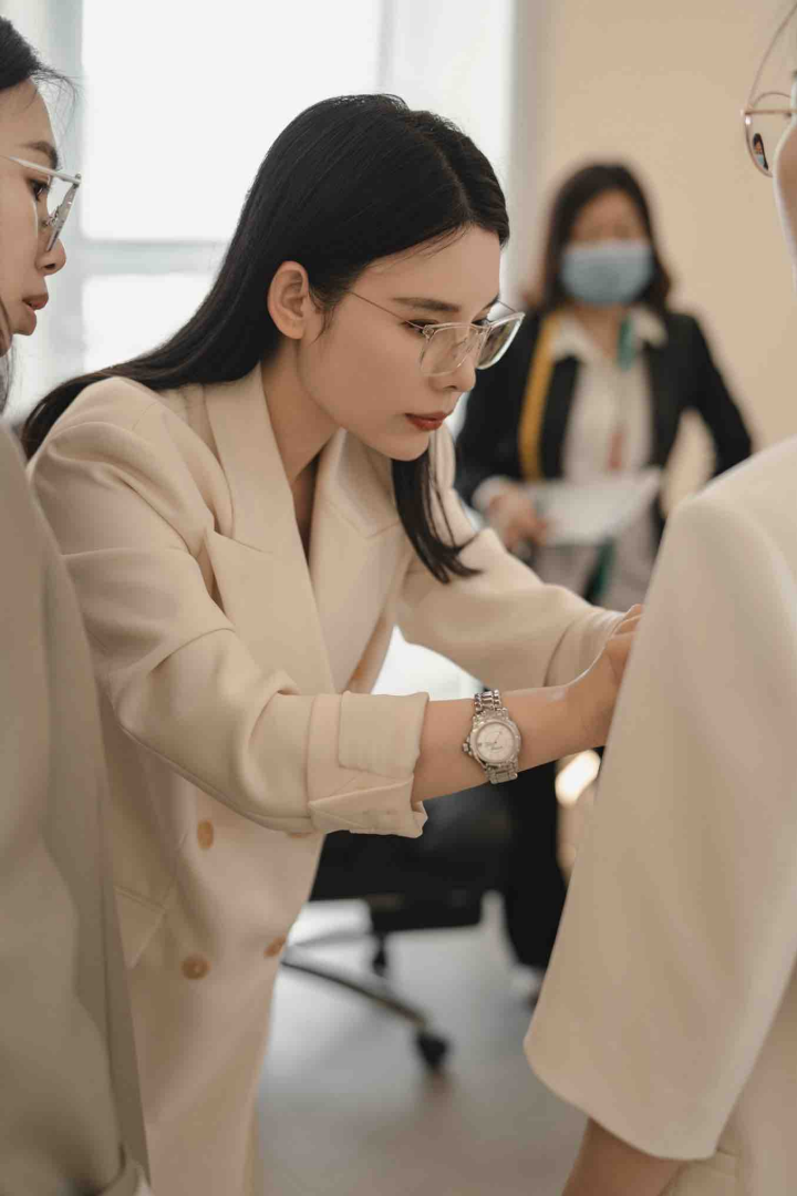 最流行的「高定」女装,都在直播间里