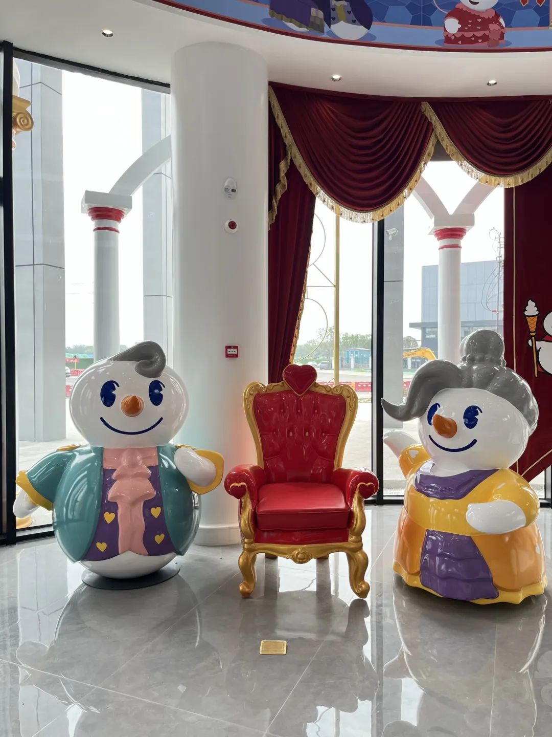 又土又嗨!蜜雪冰城造了“雪王城堡”,还没建成,就被疯狂打卡!网友:更符合中国人体质的迪士尼!