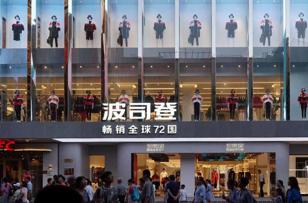 一路涨价的羽绒服，把生意白给了冲锋衣