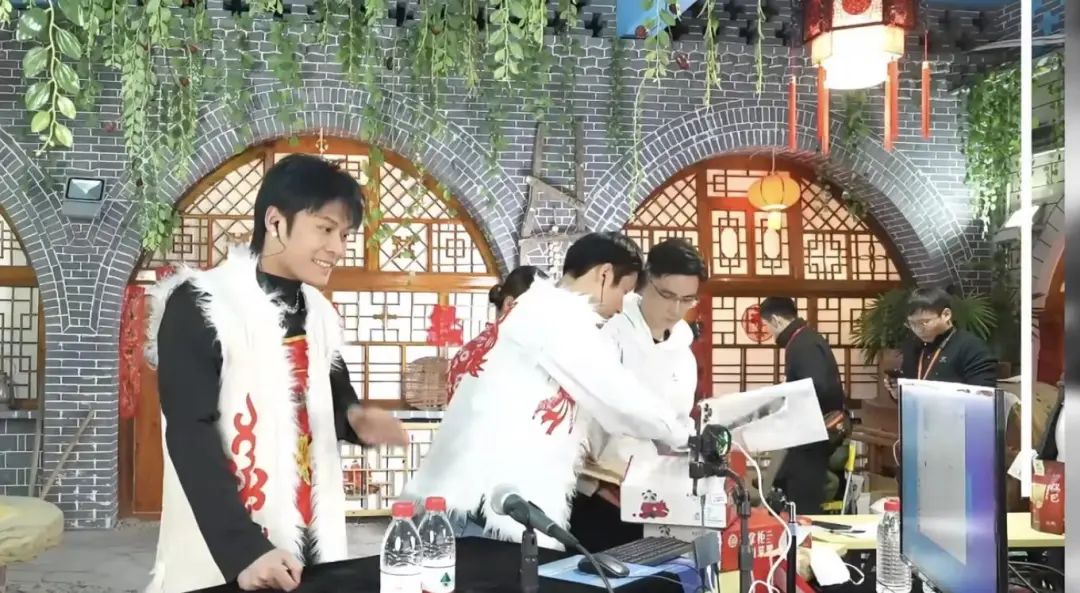 两期课赚60万，&ldquo;疯狂小杨哥&rdquo;又有了新动作
