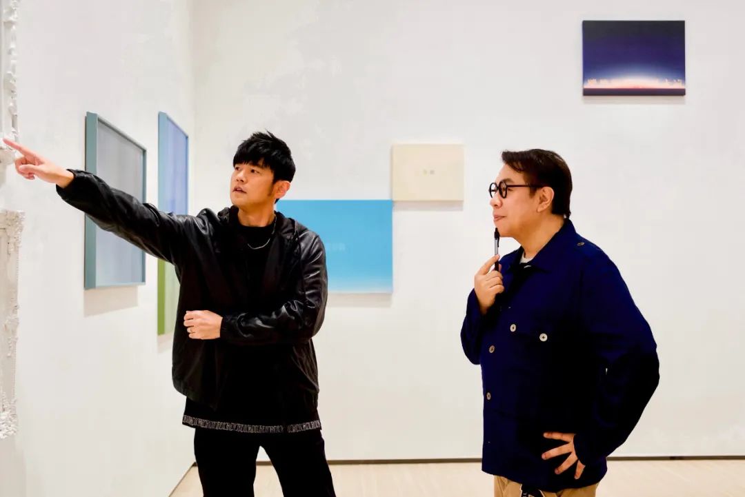 蔡康永开“冤种”艺术展,周杰伦一口气买3张?批发进货式购买,引粉丝不解!网友:看不懂啊,这也算艺术品?