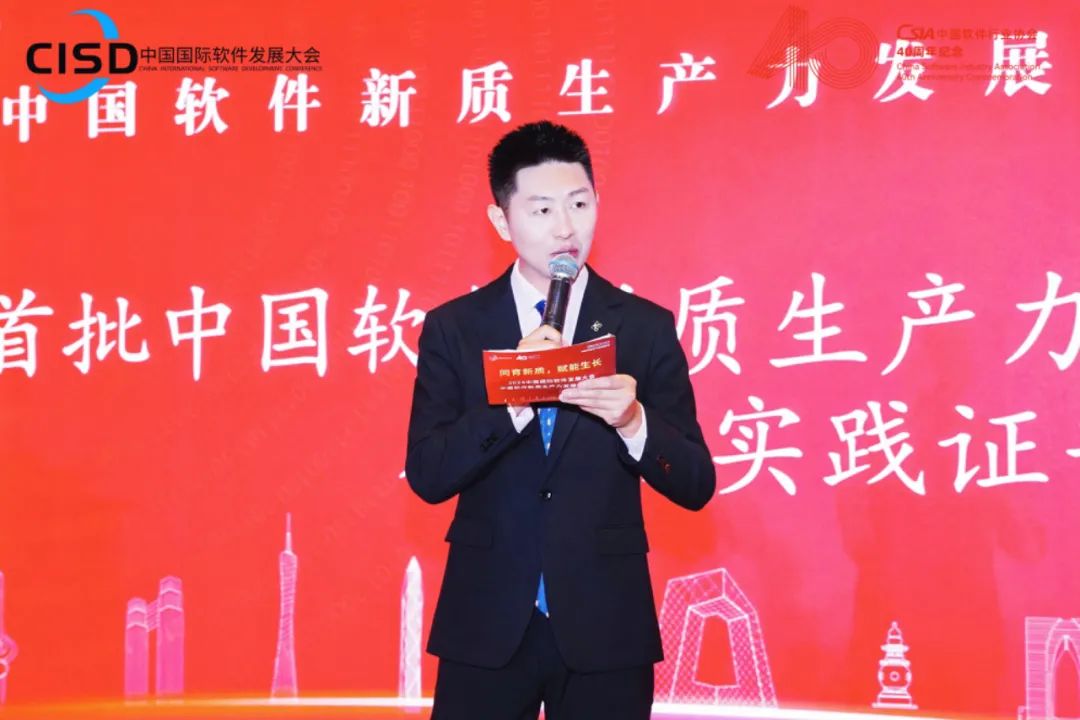 主持要开场,大领导还没来了