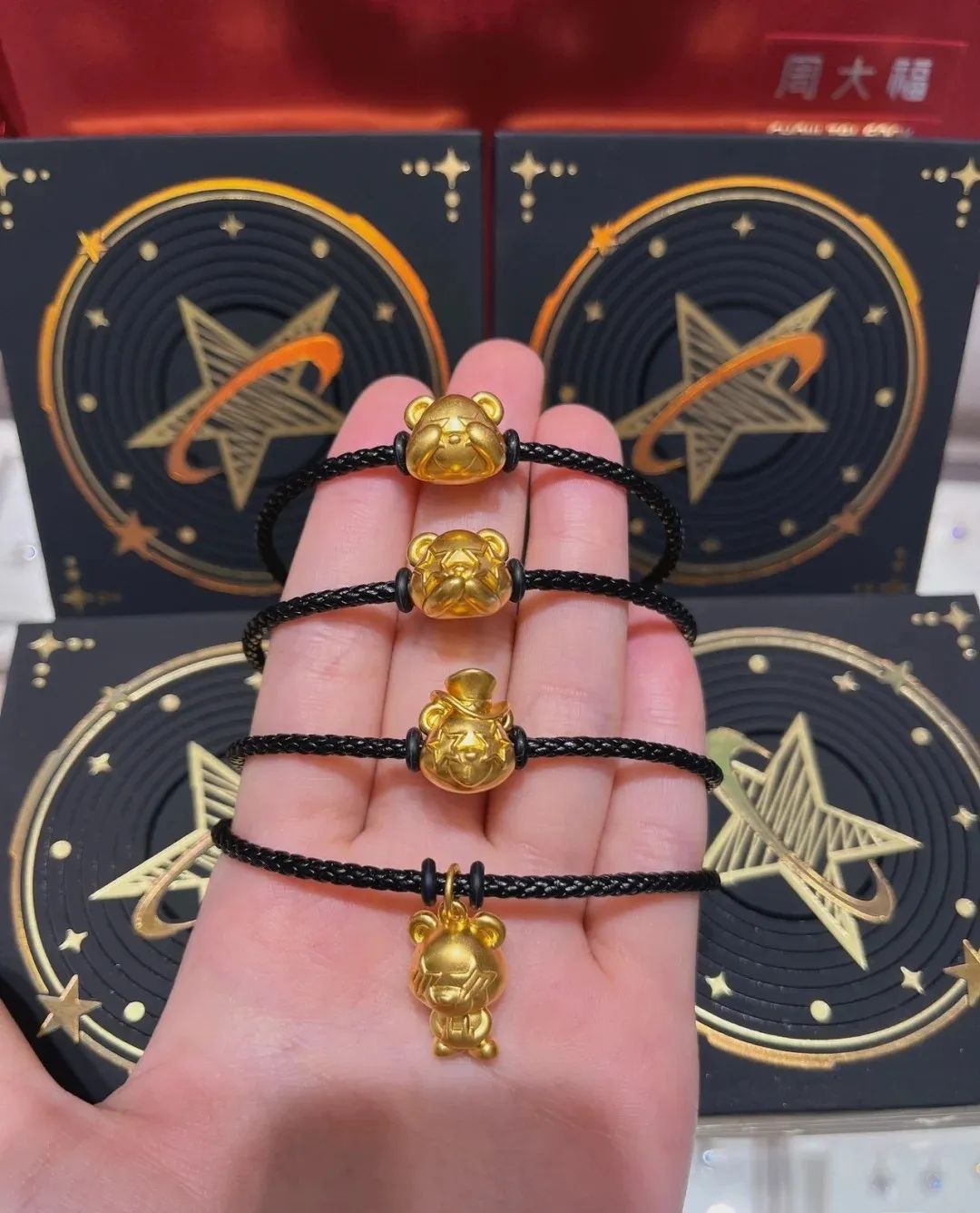 这家“不务正业”的金店,推出“黄金奥特曼”,引90后集体疯抢!网友:黄金做的光!谁还能说我幼稚!