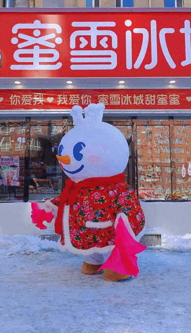 蜜雪冰城的“痰盂”炸裂全网,吴亦凡看完都笑吐!