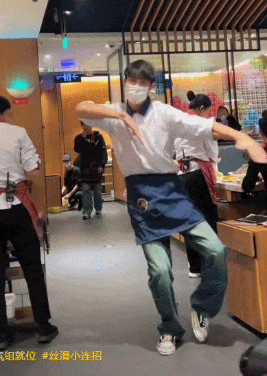 海底捞&ldquo;奶狗男模&rdquo;舔屏，比椰树椰汁还野！