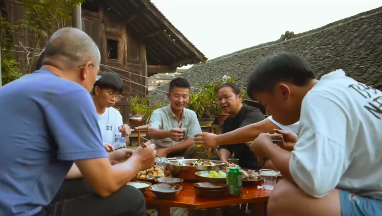 非典型博主出圈背后:冷门如何成为人人共振的热门