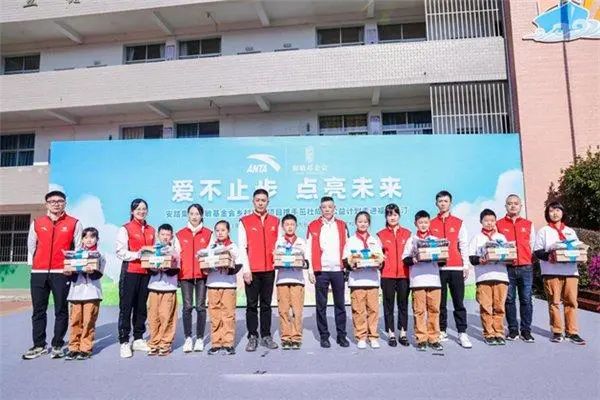 主场竞争,安踏把背影留给耐克