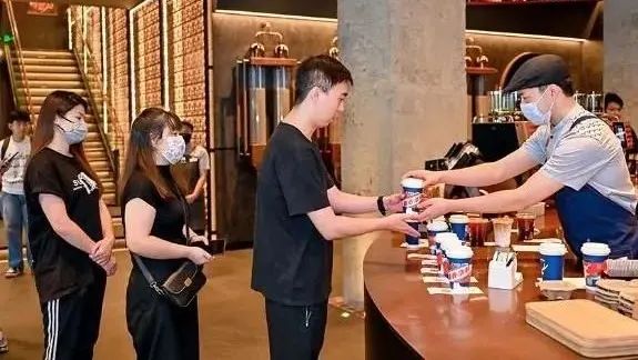 “酱香拿铁”刷屏!茅台到底想要什么?