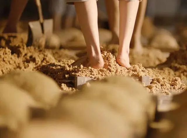 茅台&ldquo;少女洗脚照&rdquo;曝光被夸，康师傅蚌埠住了