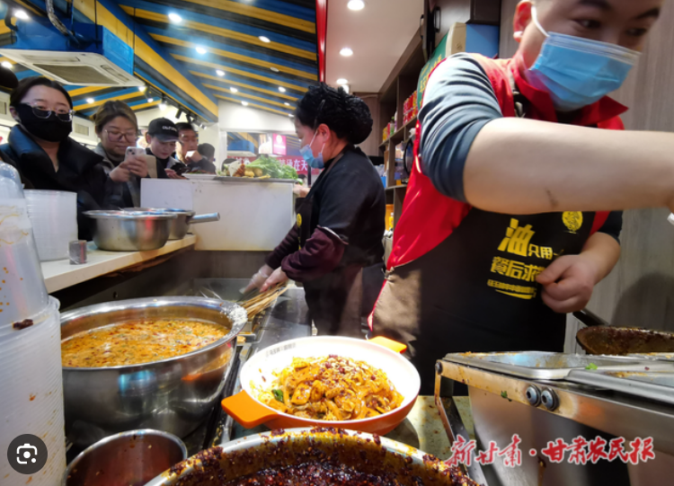 理发店连夜改成麻辣烫,全国吃货“捧花”天水麻辣烫,吃不起可“麻辣贷”