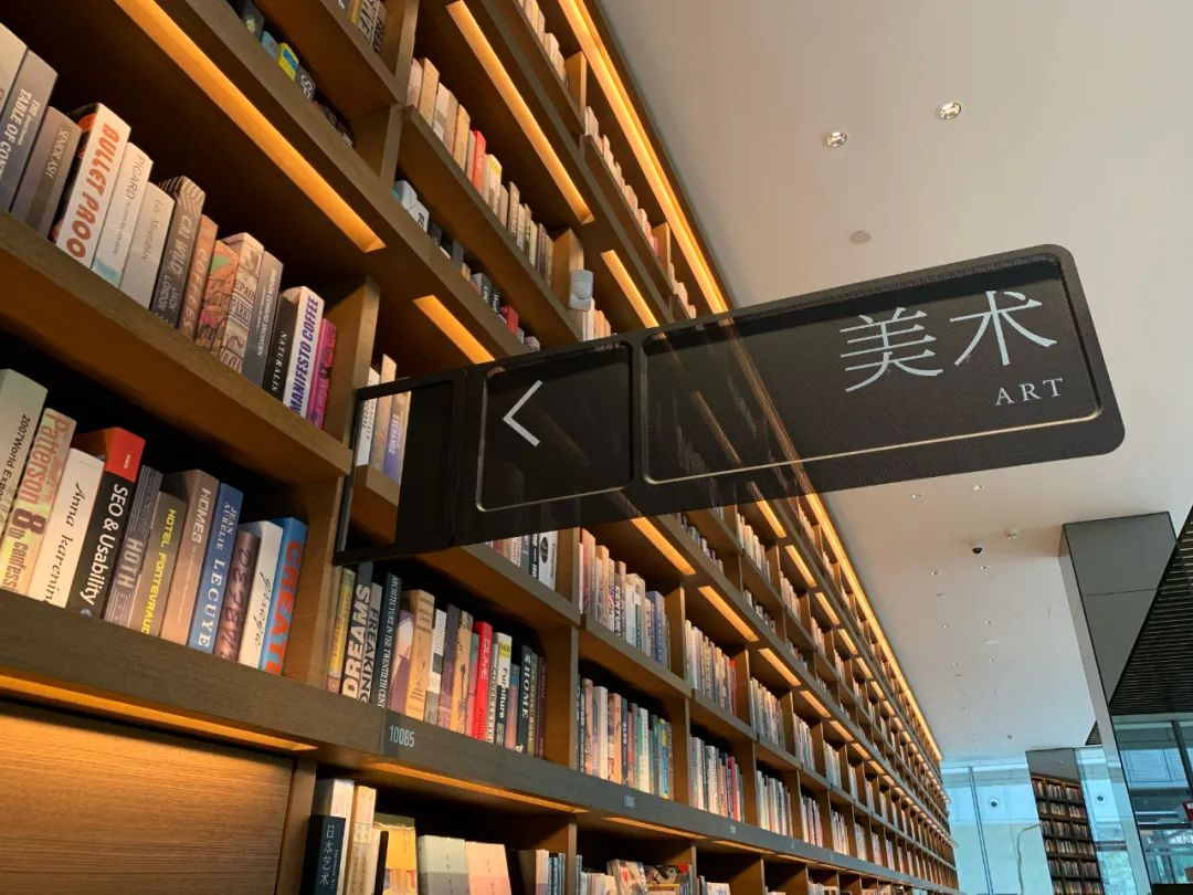 茑屋书店惨遭同行“复制粘贴”?店面设计几乎雷同,撞名日本第三书店!网友:你是李逵,还是李鬼?