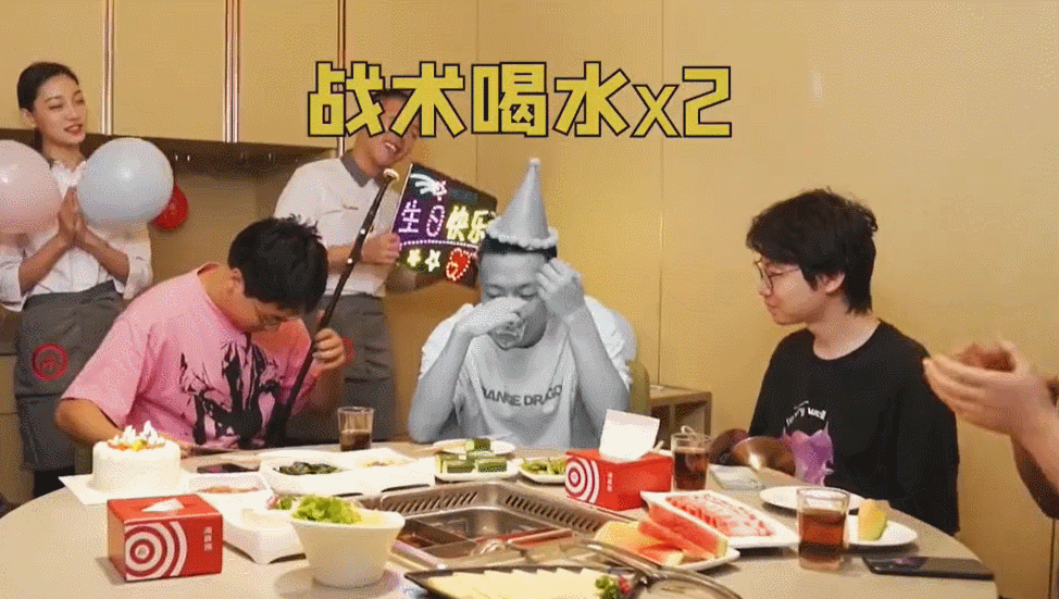 卡塔尔土豪也来海底捞了?让生日趴“社死”再升级!网友:除了寿星,其他人都好高兴!
