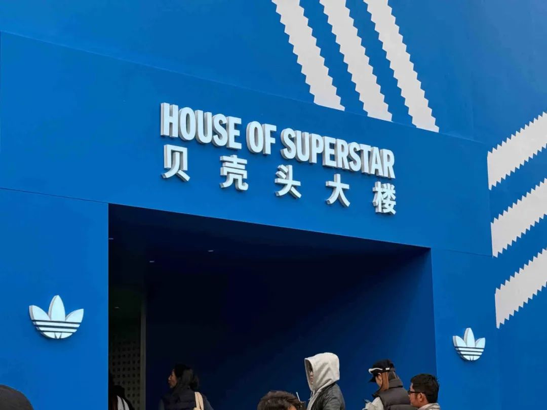 比&ldquo;无码裸胸照&rdquo;还炸裂，阿迪达斯户外广告又刷屏！