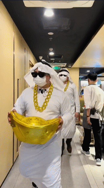 卡塔尔土豪也来海底捞了?让生日趴“社死”再升级!网友:除了寿星,其他人都好高兴!