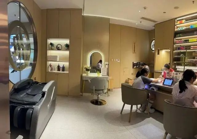 海底捞搞男团选秀101,内娱汗流浃背了...