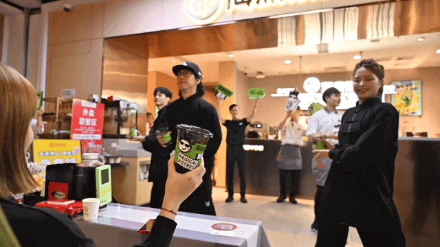 花式&ldquo;整活&rdquo;的中国餐饮巨头海底捞，这次要从茶饮下手了？
