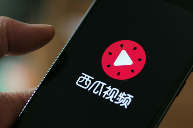 骄傲的抖音为何会低下头，向中视频创作者开放流量变现的大门？