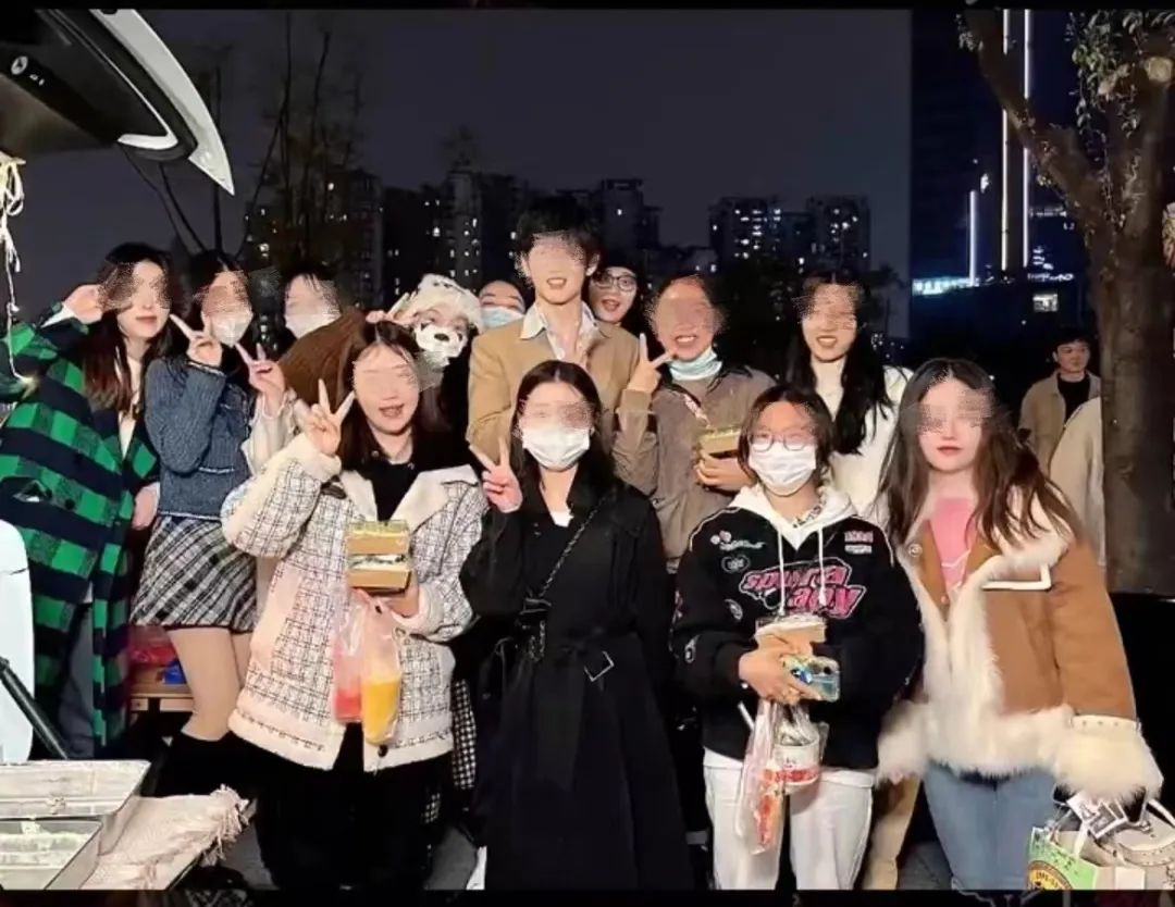 开豪车摆摊火了，好利来二公子又省了多少广告费