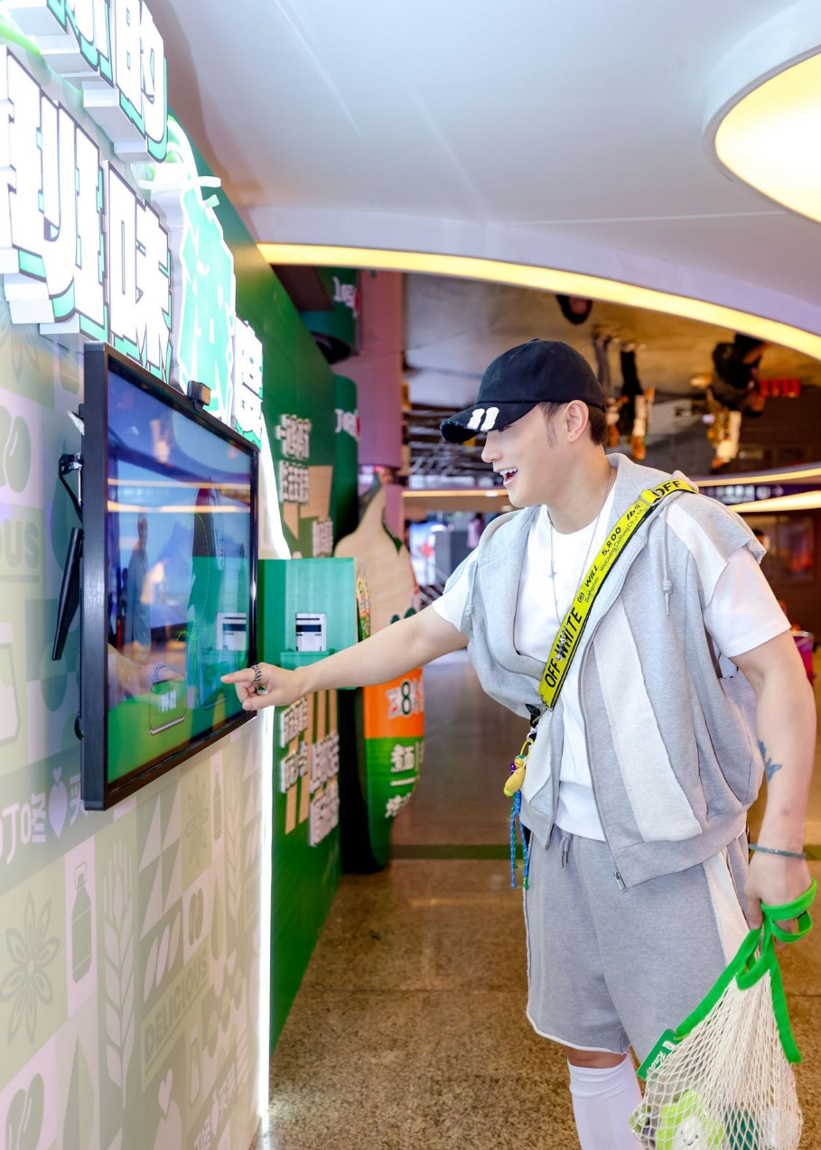 地铁广告还能这样玩?家乐的「去班味」装置出圈了