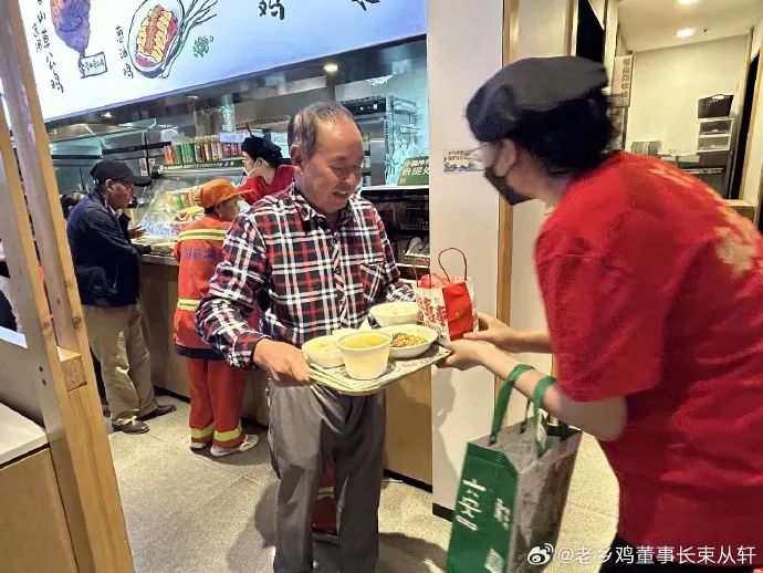 白送你道什么歉?老乡鸡又把“多巴胺公关”升级了