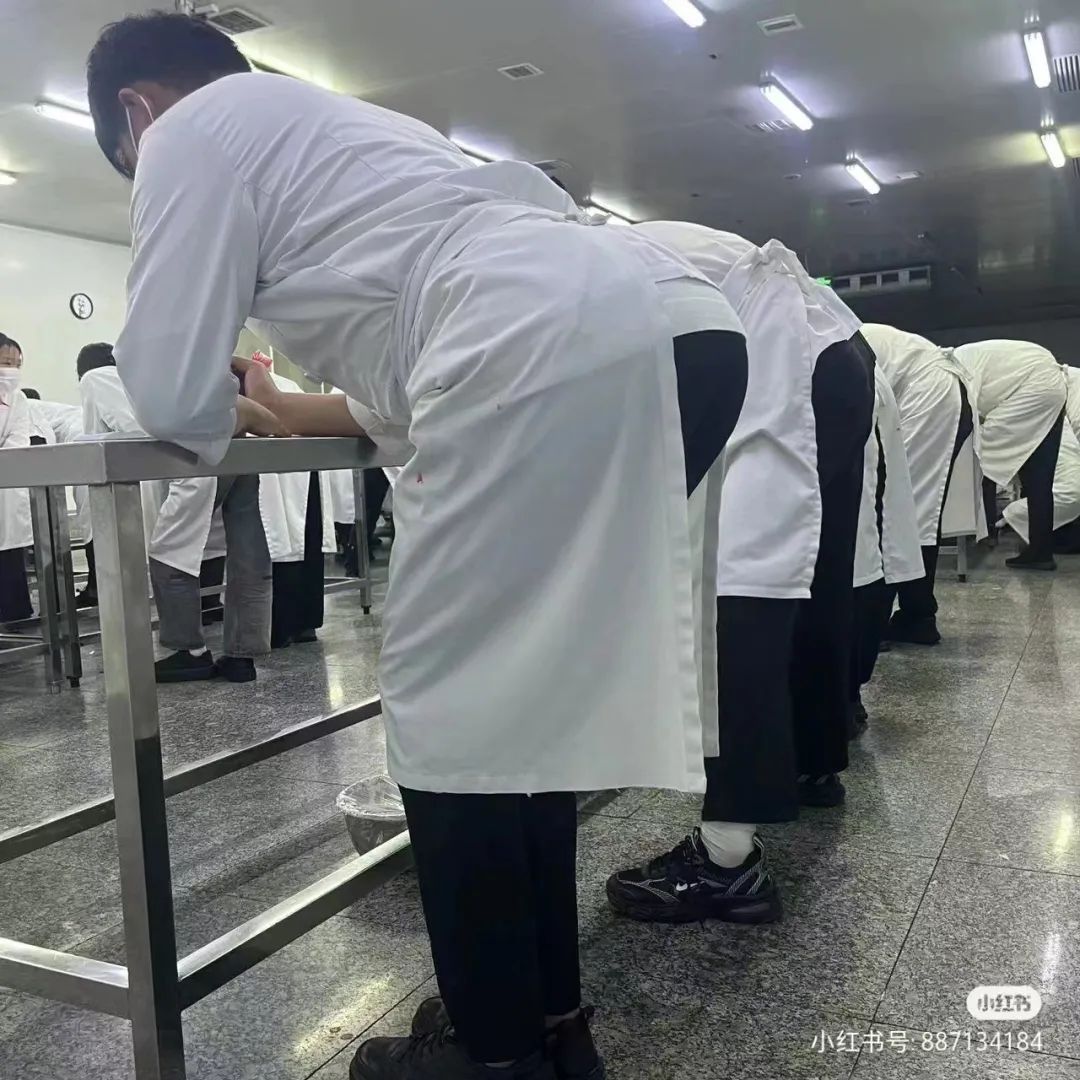 比&ldquo;制服诱惑&rdquo;还炸裂！好利来推出&ldquo;练臀&rdquo;标准？